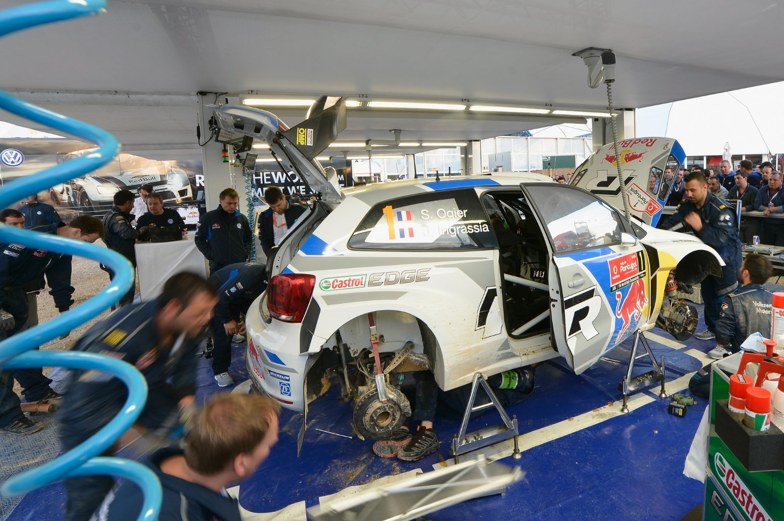 Mechaniker eines Rallye-Werksteams arbeiten an einem Wettbewerbsfahrzeug