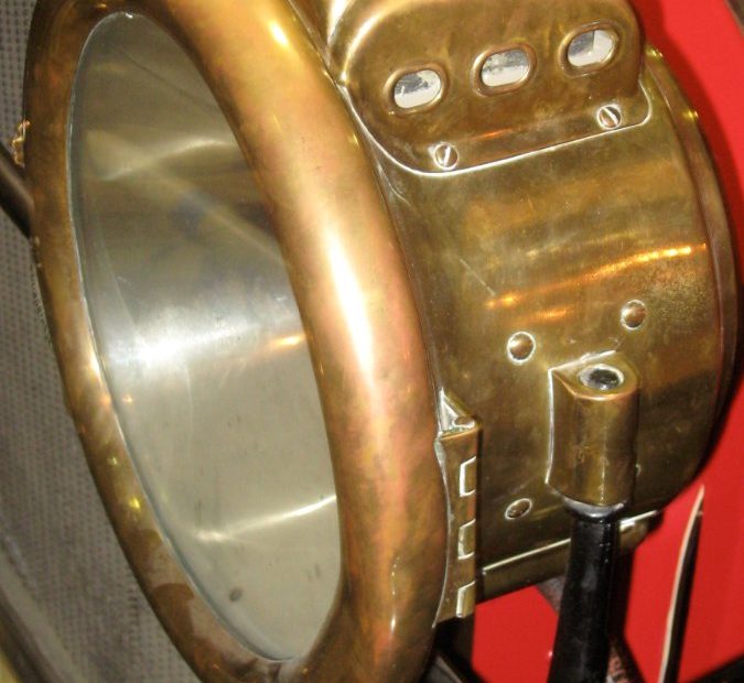Karbidscheinwerfer eines McLaughlin von 1912