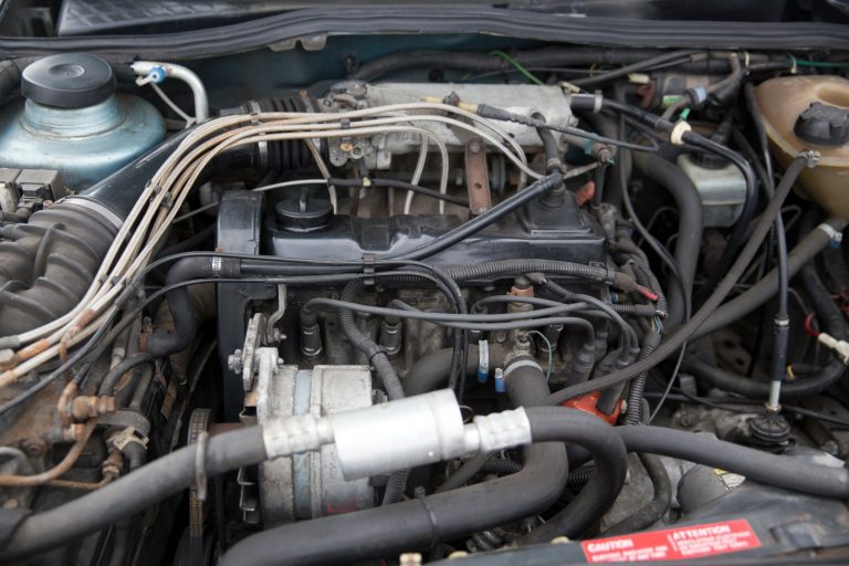 Motorraum eines VW Golf mit 1,8-Liter-Vierzylinder der Familie EA827