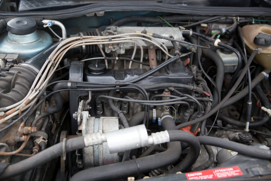 Motorraum eines VW Golf mit 1,8-Liter-Vierzylinder der Familie EA827