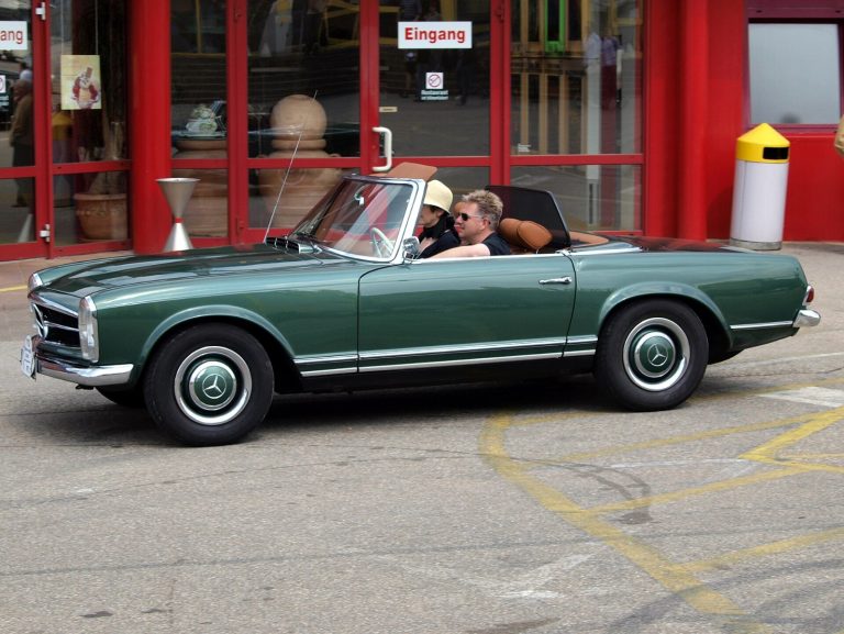 Mercedes-Benz 280 SL der Baureihe W 113 mit dem konkav gewölbten Dach