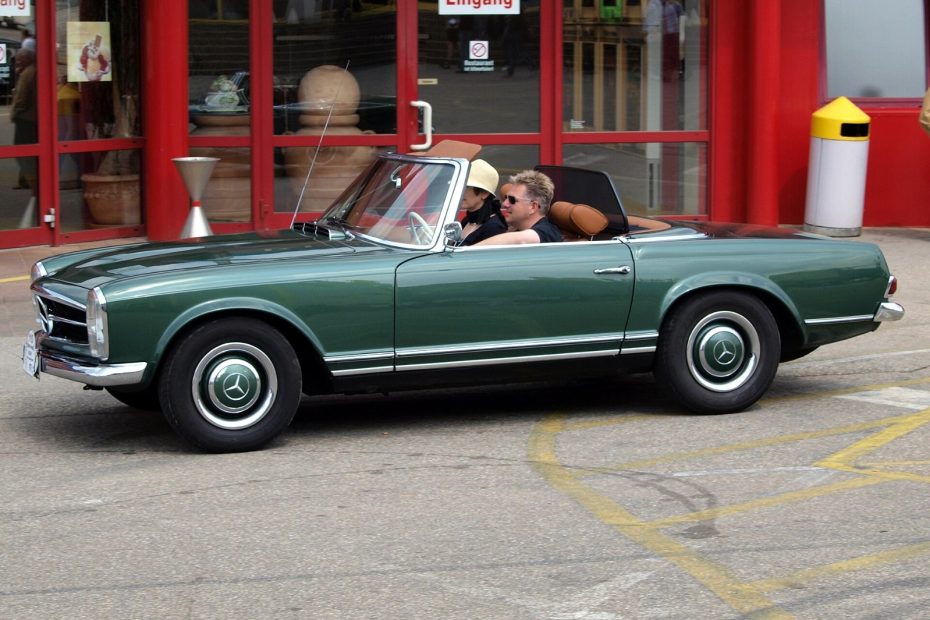Mercedes-Benz 280 SL der Baureihe W 113 mit dem konkav gewölbten Dach